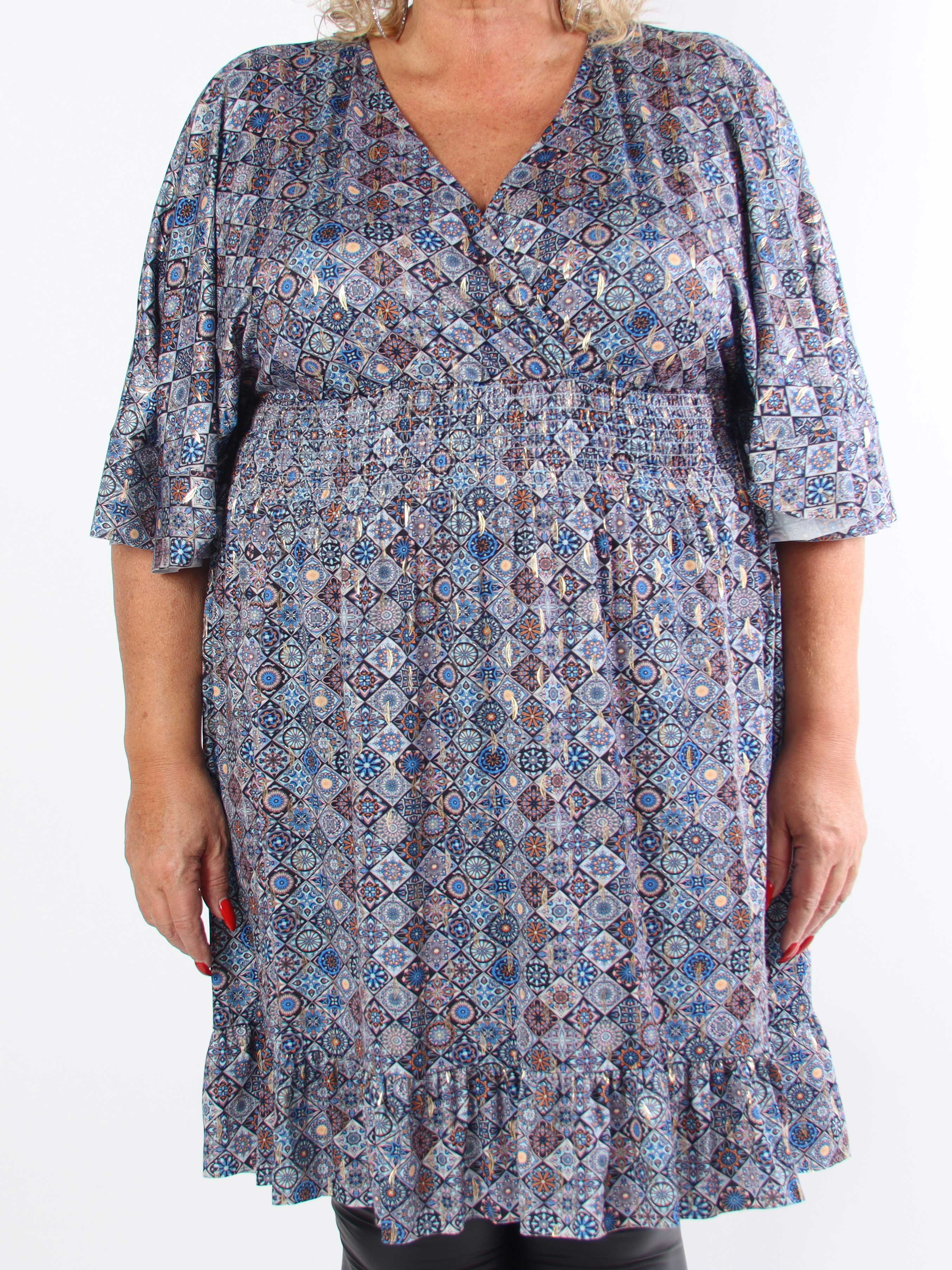 Pamela Mosaic Short - Elastisk plus size-klänning med volanger och smock